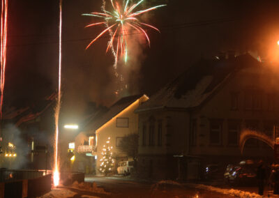 Dörlinbacherinnen und Dörlinbach begrüßen das neue Jahr mit Leuchtraketen und Böllern. Die Aufnahmen entstanden entlang der Hauptstraße im Jahre 2011.