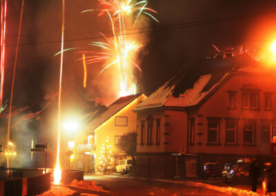 Dörlinbacherinnen und Dörlinbach begrüßen das neue Jahr mit Leuchtraketen und Böllern. Die Aufnahmen entstanden entlang der Hauptstraße im Jahre 2011.