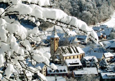 Dörlinbach im Winter 2021: Schnee zum Jahreswechsel gibt es immer weniger. Die Neujahrsansänger und Neujahrsansängerinnen können heutzutage ihre Touren durch den Ort meist schneefrei und somit rutschfrei genießen.