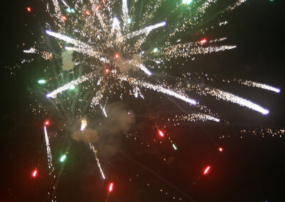Das neue Jahr mit Leuchtraketen und Böllern begrüßt. Die Aufnahmen sind aus dem Jahre 2012.