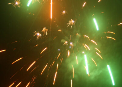 Das neue Jahr mit Leuchtraketen und Böllern begrüßt. Die Aufnahmen sind aus dem Jahre 2012.