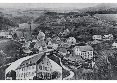 Dieser Anblick auf den Dorfkern Dörlinbach stammt von einer Postkarte, die 1925 vom Gasthof „Löwen“ (kleines Bild) herausgegeben wurde.