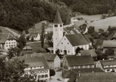 Das Postkartenmotiv aus den 1970er-Jahren gewährt einen Blick vom Oberrain ins Dorf.
