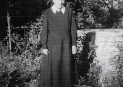 Schwester M. Fiatis Schätzle im Jahre 1949 hinter ihrem Elternhaus in Dörlinbach, bevor sie vom Urheiligtum in Vallendar ausgesandt wurde, um in Argentinien und in Uruguay am Aufbau des Schönstattwerkes mitzuwirken.
