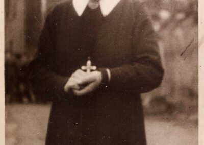 Schwester M. Fiatis Schätzle im Jahre 1949 vor ihrem Elternhaus in Dörlinbach, bevor sie vom Urheiligtum in Vallendar ausgesandt wurde, um in Argentinien und in Uruguay am Aufbau des Schönstattwerkes mitzuwirken.