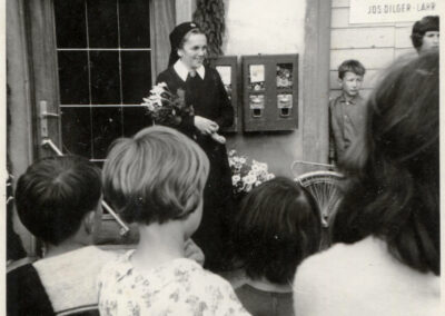 Schwester M. Fiatis Schätzle wurde vor ihrem Elternhaus von zahlreichen Leuten willkommen geheißen.