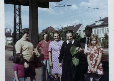 Begrüßung von Schwester M. Fiatis Schätzle durch Familienangehörige am Offenburger Bahnhof.