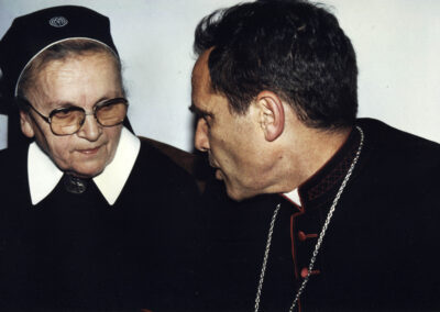 Schwester M. Fiatis Schätzle vertieft im Gespräch mit Alcides Jorge Pedro Casaretto, von 1976 bis 2011 Bischof von San Isidro, Argentinien. Die Aufnahme aus dem Jahre 1991 wurde anlässlich eines Besuchs des Bischofs an ihrer Wirkungsstätte in San Isidro gemacht.