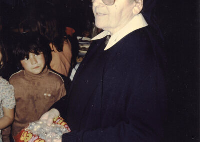 Oktober 1991: Schwester M. Fiatis Schätzle verteilt in der Essensküche (Comedor) im „Barrio Virreyes“ in San Isidro einen süßen Nachtisch.