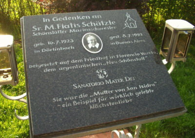 Der Gedenkstein für Schwester M. Fiatis Schätzle, den die Familie zusammen mit Freunden sowie der Unterstützung der Pfarrgemeinde St. Johannes auf dem Gelände der Gedächtniskapelle auf dem Kappelberg im Jahre 1994 anbringen ließen.