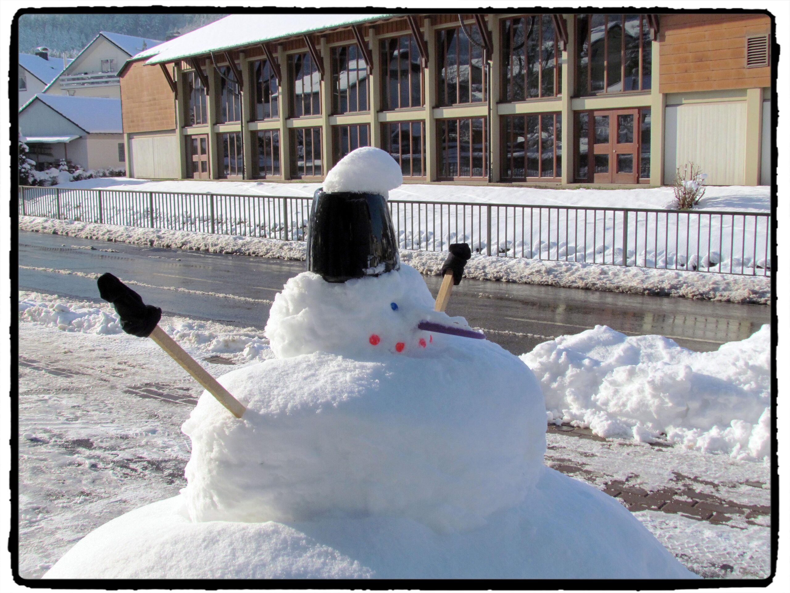 Reichlich Schnee um den Welttag des Schneemanns gab es zuletzt 2021. Reichlich Schnee um den Welttag des Schneemanns gab es zuletzt 2021 (Hauptstraße).
