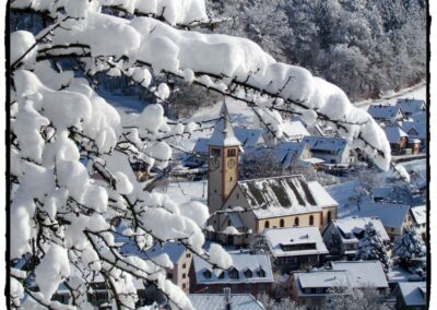 Reichlich Schnee um den Welttag des Schneemanns gab es zuletzt 2021 (Blick vom Oberrain ins Dorf).