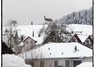 Reichlich Schnee um den Welttag des Schneemanns gab es zuletzt 2021 (Blick vom Schelmenwinkel zur Kapelle).