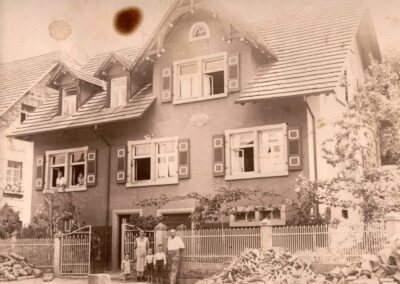 Die Maßschneiderei Alois Schätzle in der Hauptstraße Anfang der 1930er-Jahre. Im Vordergrund rechts: Alois Schätzle sen. mit Familie.