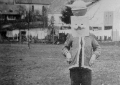 Wilhelm Billharz sen., der übrigens an einem 11.11. geboren ist, präsentiert zur Fasent 1955 stolz sein selbstgebasteltes Sputnik-Kostüm. Im Hintergrund sind die Dorfkirche und die Volksschule zu sehen.