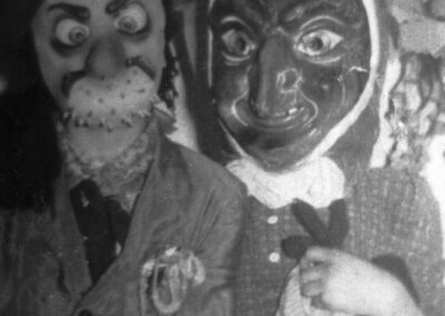 Wilhelm Billharz trat bei der Fasent 1957 zusammen mit dem damaligen Bergwirt Hermann Griesbaum als uriges Narren-Duo auf. Hier ein Foto-Beleg vom Rosenmontag – rechts Wilhelm, links Hermann.