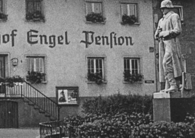 Das Krieger-Ehrenmal zum ehrenden Gedenken an die vermissten und gefallenen Soldaten des Ersten Weltkriegs von Bildhauer Franz Sieferle aus Lahr angefertigt.