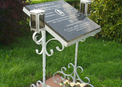 Auf dem Gelände der Kapelle befindet sich eine Gedenktafel für die gebürtige Dörlinbacherin Schwester M. Fiatis Schätzle.