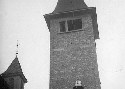 Im den Jahren 1958 / 1959 wurde der heutige Kirchturm errichtet. Hier werden gerade die neuen Glocken hochgezogen.