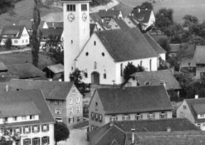 Blick auf die Pfarrkirche St. Johannes in den 1970er-Jahren. Im Vordergrund „Löwen“, „Engel“, Rathaus und die alte Zigarrenfabrik.