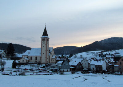 Eine schöne Kulisse bietet die Pfarrkirche St. Johannes in der winterlichen Landschaft (Januar 2021).