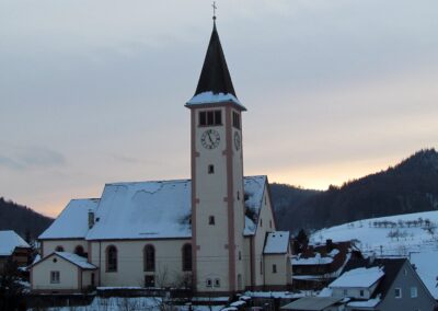 Eine schöne Kulisse bietet die Pfarrkirche St. Johannes in der winterlichen Landschaft (Januar 2021).