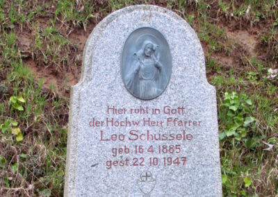 Der Grabstein von Pfarrer Leo Schüssele wurde inzwischen versetzt und befindet sich nun der Gedenkstätte für Vermisste und Gefallene bei der Einsegnungshalle.