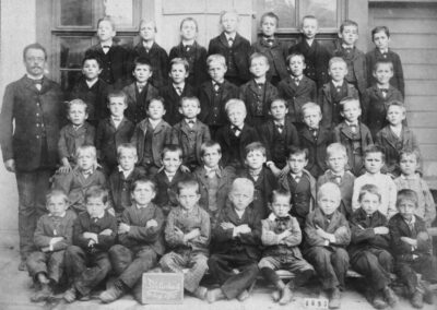 Der neue Schulverwalter Markus Alfery (Lebensdaten nicht bekannt) mit seinen Schülern im Jahre 1895.
