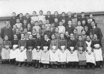 Hauptlehrer Markus Alfery (rechts) und Unterlehrer Franz Fauler (Lebensdaten nicht bekannt) mit ihren älteren Schülerinnen und Schülern im Jahre 1905.