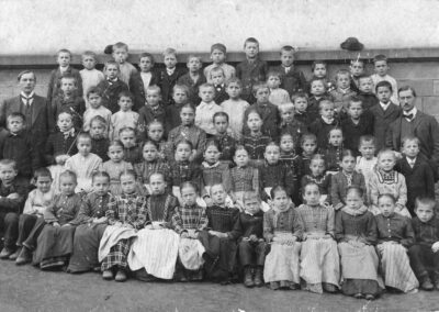 Hauptlehrer Markus Alfery (rechts) und Unterlehrer Franz Fauler (Lebensdaten nicht bekannt) mit ihren jüngeren Schülerinnen und Schülern im Jahre 1905.