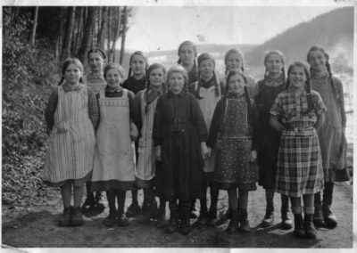 Schülerinnen des Jahrgangs 1925 beim Wandern.