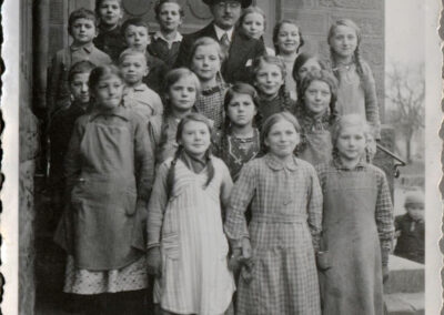 Hauptlehrer Alfery seiner Schulklasse am Eingang zur Volksschule (Jahrgang 1926).