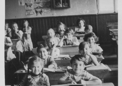 Schülerinnen und Schüler des Jahrgangs 1953 beim Unterricht in der Volksschule (Alte Schule).