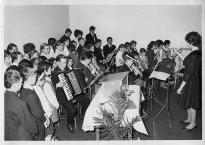Am 11. April 1964 erfolgte die Einweihung der neuen Volksschule, der heutigen Grundschule. Am Akkordeon Oberlehrer Anton Meßner.