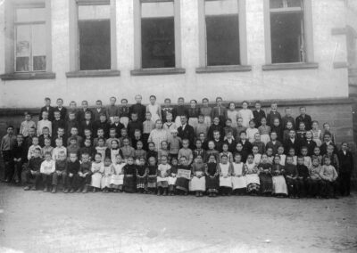 Dörlinbachs Schülerinnen und Schüler im Jahre 1924 vor ihrer Volksschule (heute: Alte Schule) an der Hauptstraße.