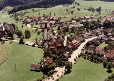 Eine Luftaufnahme von Dörlinbach aus den 1980er-Jahren. Zu sehen sind unter anderem erste Bautätigkeiten am Kappelberg.