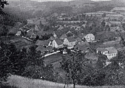 Blick vom Oberrain auf den Dorfkern mit dem alten Kapellchen. Ist vermutlich die älteste Aufnahme von Dörlinbach.
