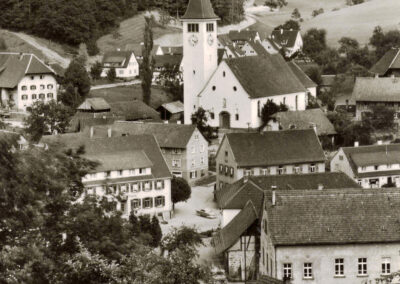 Der Dorfkern Dörlinbachs Ende der 1960er-Jahre mit der 1923 errichteten Kirche und ihrem neuen Turm aus dem Jahre 1959.