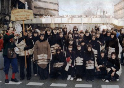 Die „Bremme“-Hästräger stellen sich nach dem Umzug beim Narrentreffen 1988 in Freiburg dem Fotografen.