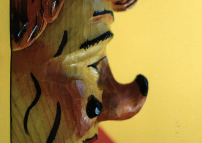Die erste Maske der „Schluchwaldhexe“ (1989). Ungewohnt brav und in den badischen Farben Gelb und Rot.