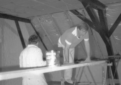 Arbeits-Impressionen rund um die neue Zunftstube (1995). Es sind Aufnahmen von drinnen unterm Dach sowie vom Vorplatz bei der Alten Schule.