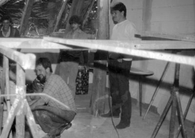 Arbeits-Impressionen rund um die neue Zunftstube (1995). Es sind Aufnahmen von drinnen unterm Dach sowie vom Vorplatz bei der Alten Schule.