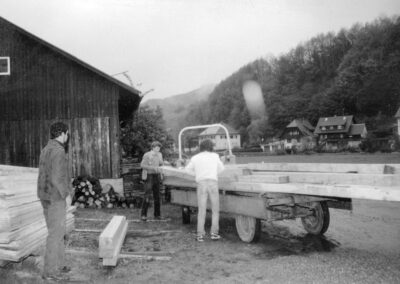 Arbeits-Impressionen rund um die neue Zunftstube (1995). Es sind Aufnahmen vom Holz herrichten und abholen bei der alten Säge.