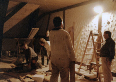 Arbeits-Impressionen rund um die neue Zunftstube (1995). Es sind Aufnahmen von drinnen unterm Dach der Alten Schule.