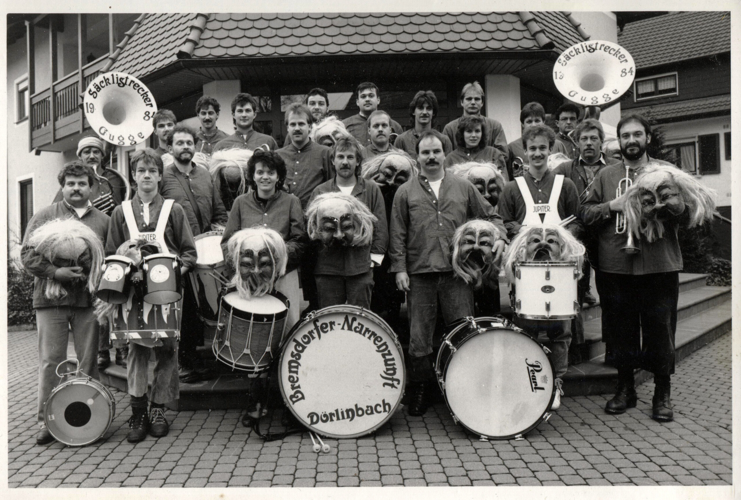 Die Säcklistrecker posieren vor der ehemaligen Sparkassen-Filiale anlässlich des ersten Narrentreffens im Januar 1989 im heimischen Dörlinbach.