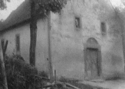 Die alte Dreifaltigkeitskapelle um das Jahr 1905. Sie wurde im Jahre 1922 für den Bau einer neuen Kirche abgerissen.