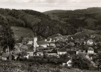 Blick vom Oberrain auf den Dorfkern Dörlinbachs Anfang der 1960er-Jahre. Von der alten Stumpi bis zum Pfarrhaus, zum Oberdorf und in die Siedlung.