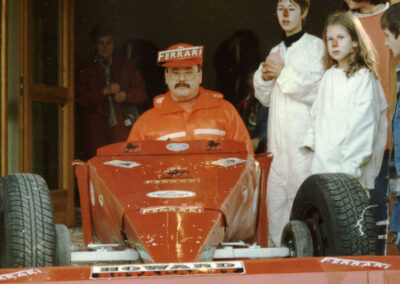 Franz Eble im selbstgebauten Ferrari vor der Turn- und Festhalle in Dörlinbach am Fasnachtssonntag 1997.