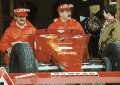 Franz Eble und Rainer Stölcker in ihrem selbstgebauten Ferrari vor der Turn- und Festhalle in Dörlinbach am Fasnachtssonntag 1997.