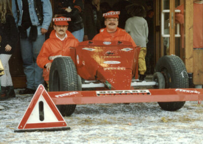 Franz Eble und Rainer Stölcker in ihrem selbstgebauten Ferrari vor der Turn- und Festhalle in Dörlinbach am Fasnachtssonntag 1997.